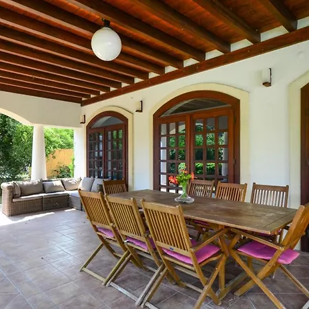 Sleeps 8 Pool Air Con Wifi T775788